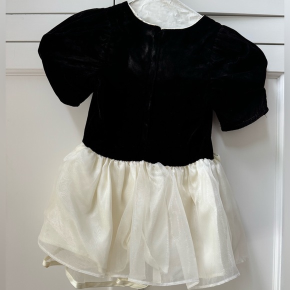 Adorable lil byer girls dress 👯‍♀️ - Picture 3 of 8